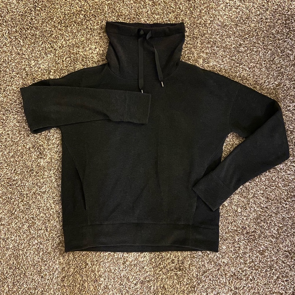 Lululemon black sweatshirt sz 6